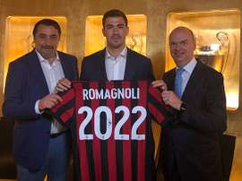 Romagnoli pasó por las oficinas para renovar con el Milan. ACMilan