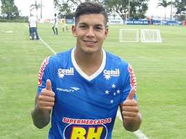 Romero, posa con la camiseta de entrenamiento de Cruzeiro. Twitter