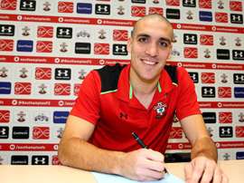 Romeu, firmando su nuevo contrato con el Southampton. SouthamptonFC