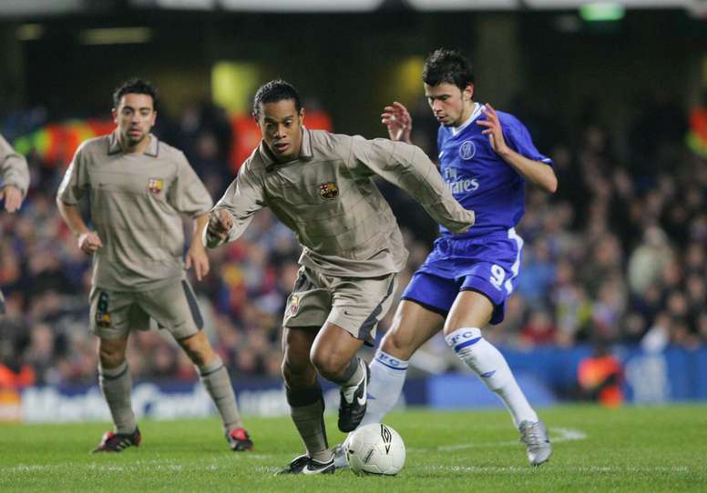 Ronaldinho se va de Kezman ante la atenta mirada de Xavi en el Chelsea-Barcelona de la 2004-05. FCBarcelona