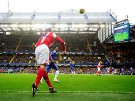 Rory Delap saca en largo ante el Chelsea en la Premier League. Reuters