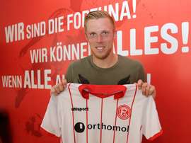El delantero firmó su pase a título definitivo con el conjunto alemán hasta 2022 . FortunaDüsseldorf