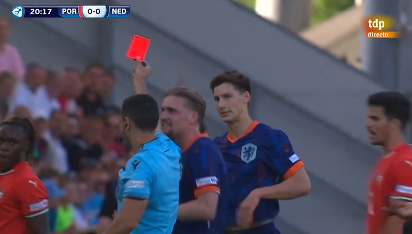 El hijo de Van Bommel, expulsado en el 21': ¡dos amarillas en dos minutos!