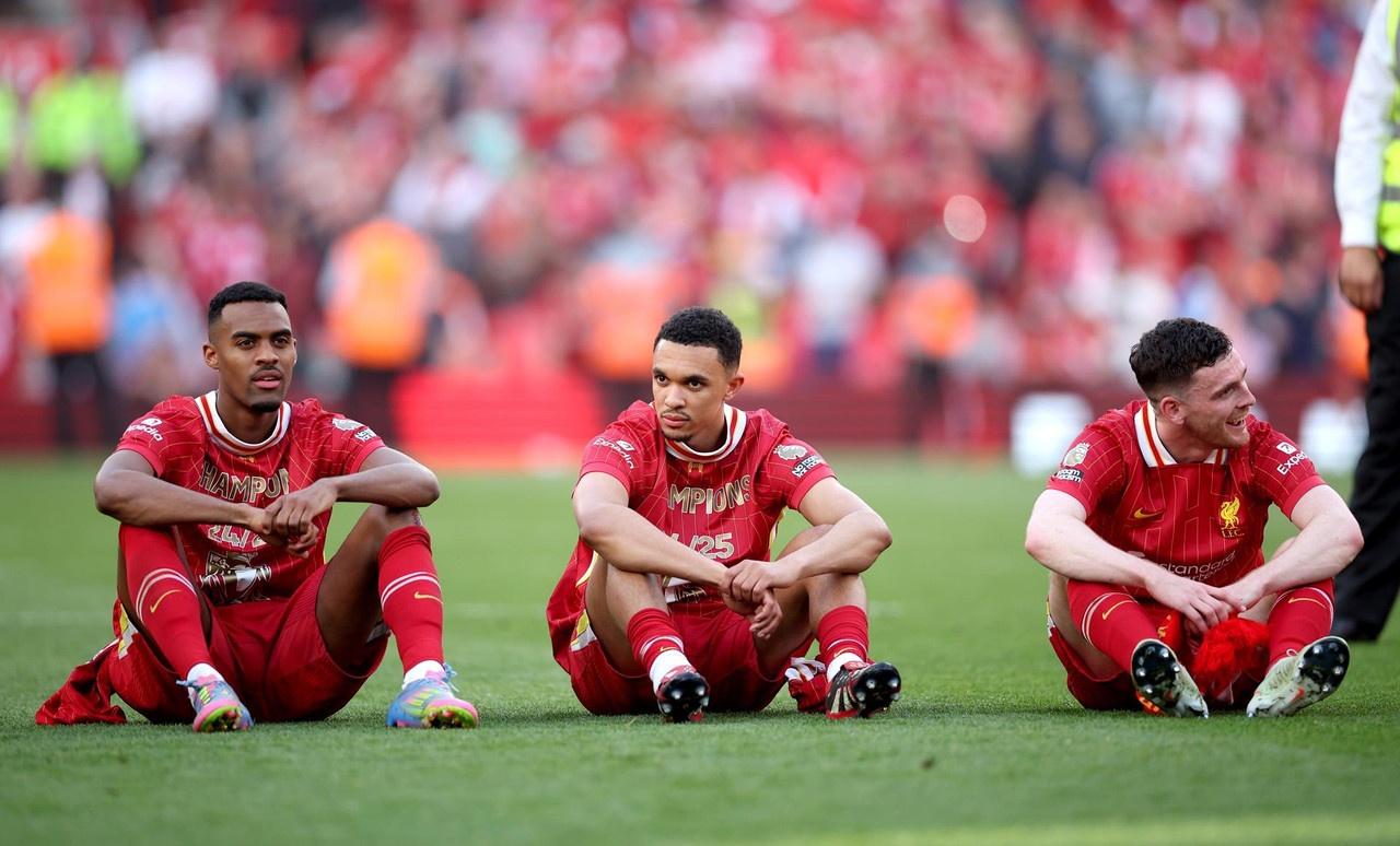 Liverpool's Robertson pauses for thought amid Atletico interest