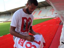 El central aterriza en la Ligue 2 para jugar con el Nancy. Twitter/nico_sintruf