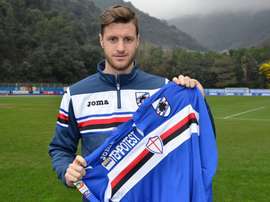 Sala posa con la camiseta de la Sampdoria. Twitter