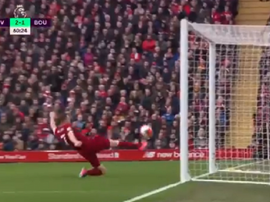 James Milner salva bola que entraria para o Bournemouth empatar contra o Liverpool. Captura/DAZN