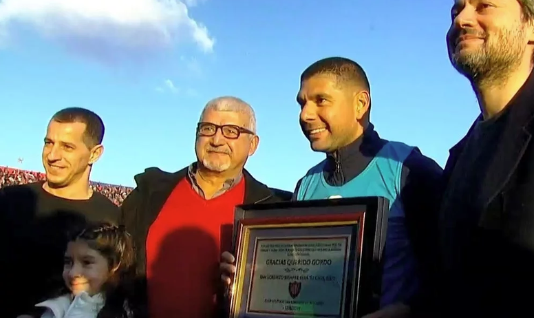 San Lorenzo homenajeó a Néstor Ortigoza antes del partido frente a Rosario Central. Captura/TNTSport