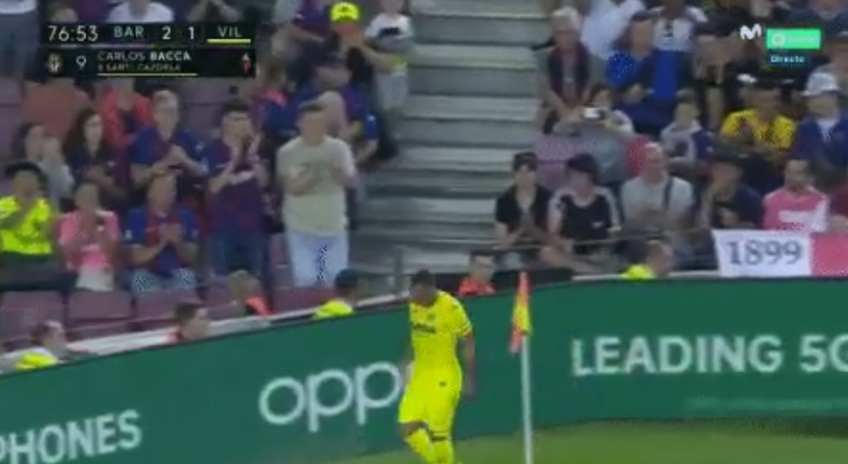 Santi Cazorla se despidió del Camp Nou entre aplausos de los aficionados 'culés'. Captura/Movistar+