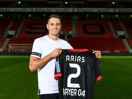 Arias poses with his new jersey. Twitter/fcbayer04_es