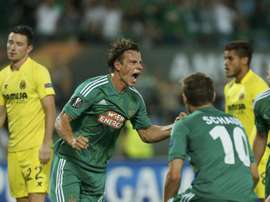 Schawab celebra el tanto del empate para el Rapid de Viena. Twitter