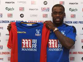 Schulpp posa con la camiseta del Crystal Palace. CPFC