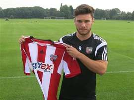 Scott Hogan tiene contrato con el Brentford hasta junio de 2017. Brentford