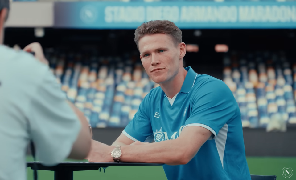 McTominay si emoziona davanti alla statua di Maradona: "Ho la pelle d'oca"