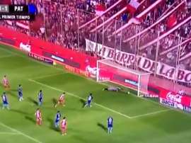 Bértoli no colocó bien el cuerpo y el balón acabó entrando. Captura/FOXSports