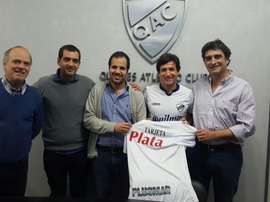 Sebastian Romero posa con la camiseta de Quilmes. QuilmesAC
