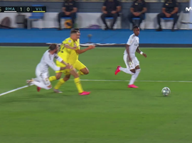Benzema et Ramos s'y reprennent à deux fois pour transformer un penalty. Capture/Movistar