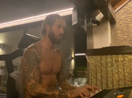 Sergio Ramos está aprendendo piano. Instagram/SergioRamos