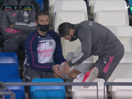 Sergio Ramos pictured with an ice bag on his knee. Screenshot/MovistarLaLiga