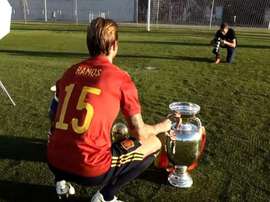 Sergio Ramos teve que posar em um momento. Captura/Twitter/SeFutbol
