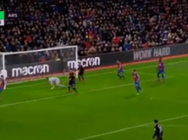 Mustafi n'a eu qu'à pousser le ballon chaudement préparé par Lacazette. beINSports