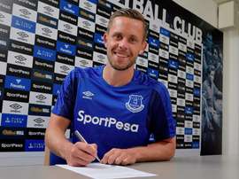 Meia-atacante muda de clube, mas segue na Premier League. EvertonFC