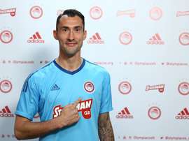 O internacional belga emigra pela primeira vez... aos 34 anos. Twitter/Olympiacos