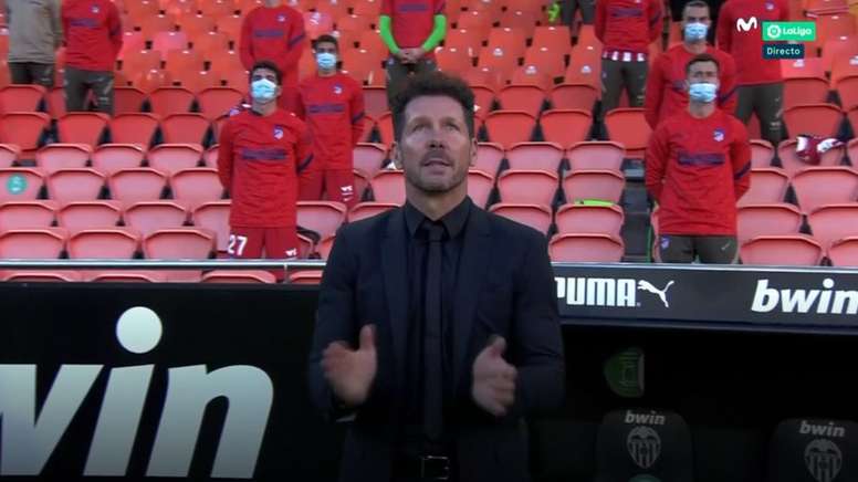 Un Cholo emocionado rompió el minuto de silencio por Maradona con aplausos. Captura/MovistarLaLiga