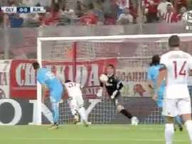 Sluga, del Rijeka, evita un tanto del Olympiakos con el pecho para salir jugando. Twitter