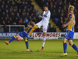 Smalling chuta a puerta el que sería el primer gol del Manchester United ante el Shrewsbury Town, en los octavos de final de la FA Cup. Twitter