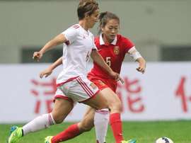 Sonia Bermúdez (i) conduce el balón en el partido amistoso ante China. Twitter