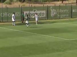 Sorprendente penalti por mano de un suplente que se pitó en la Liga de Honra. Youtube