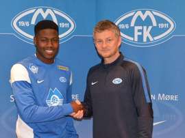 Ssewankambo ya posa con la camiseta del Molde noruego. Twitter