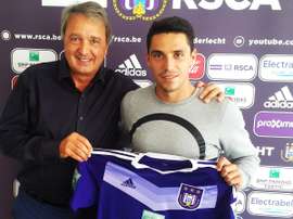 Stanciu posa con la camiseta del Anderlecht. RSCAnderlecht