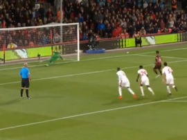 Stanislas scored a late penalty for Bournemouth. Captura
