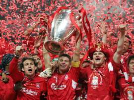 Steven Gerrard, levantando la Champions League lograda en Estambul con el Liverpool en la 2004-05. EFE/Archivo
