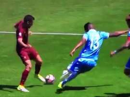 La patada de Wallace, en el único lugar que impactó fue en el aire. FOX
