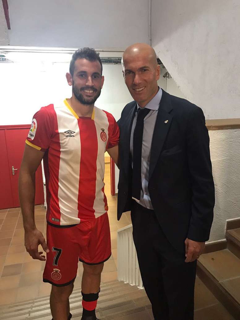 ¿Cuánto mide Christian Stuani? Stuani--jugador-del-girona--junto-a-zidane--tecnico-del-madrid--twitter