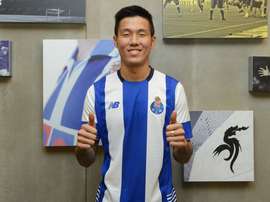 Suk posa con la camiseta del FC Porto. Twitter