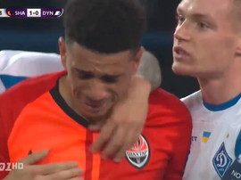 Taison sai de campo chorando depois de insultos racistas. Captura/Footballua TV