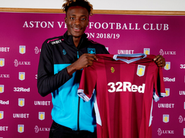 Abraham llegó cedido al Aston Villa. Twitter/AVFCOfficial