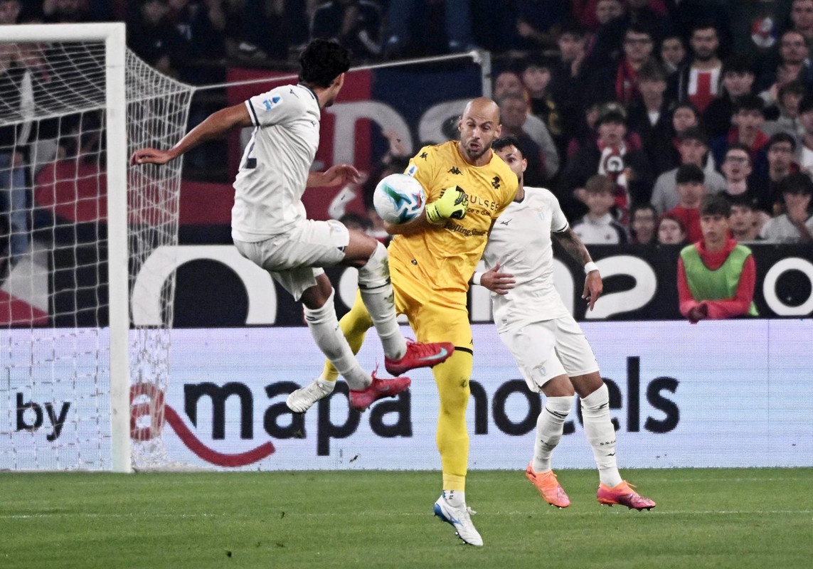 Entre la señal de 'stop' y el cartel de 'pase sin llamar'