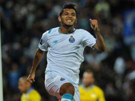 Tecatito Corona celebrando un gol con el Oporto. Twitter.