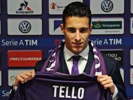 Tello posa con la camiseta de la Fiorentina. Twitter