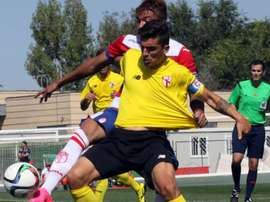 Tena, ante Peñaranda en un partido con el filial del Sevilla. GranadaCF
