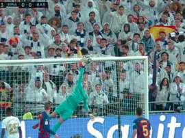 Ter Stegen durante il suo volo spettacolare. Captura(MovistaLaLiga)