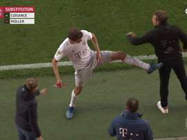 Müller inova no cumprimento ao treinador. Captura Fox