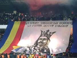 Tifo mostrado por los seguidores moldavos, uno de los elementos polémicos que la UEFA encontró en las gradas. Twitter