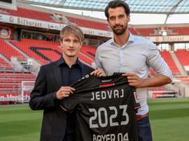 El Bayer blinda a Jedvaj. Twitter/Bayer04fussball