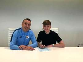 El jugador apenas tiene 17 años. Twitter/Tommydoylemcfc